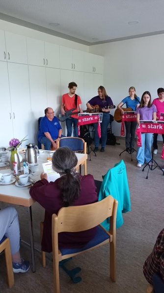 2025-05-24-GiJuLo-SingeFrühstück-00011.JPG